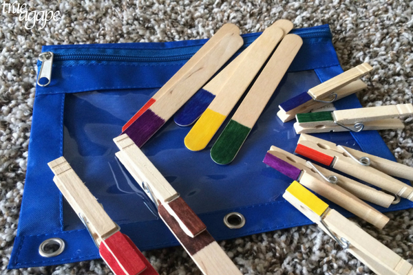 10 Toddler Busy Bags For Traveling- Popsicle sticks and clothes pin color match 