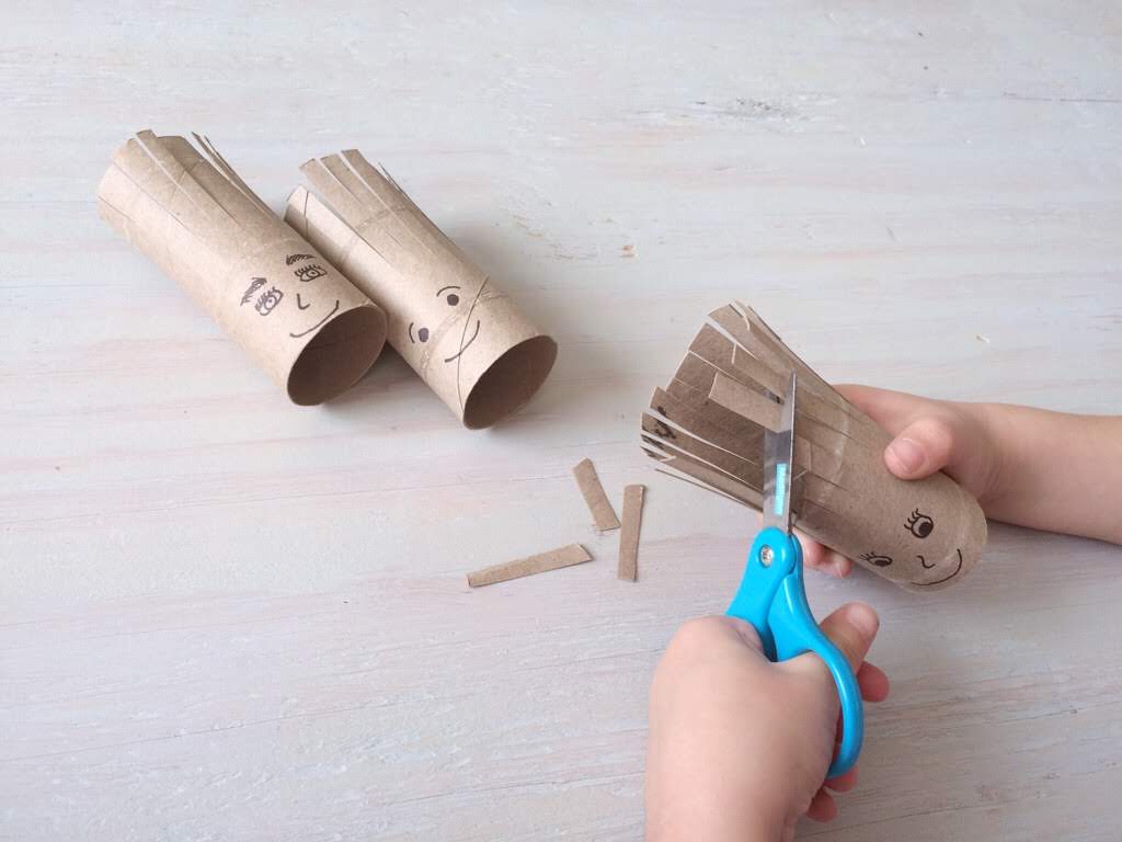 Learning activities using toilet paper rolls are an easy way to keep your kids entertained. Go check out all 5 activities now! 